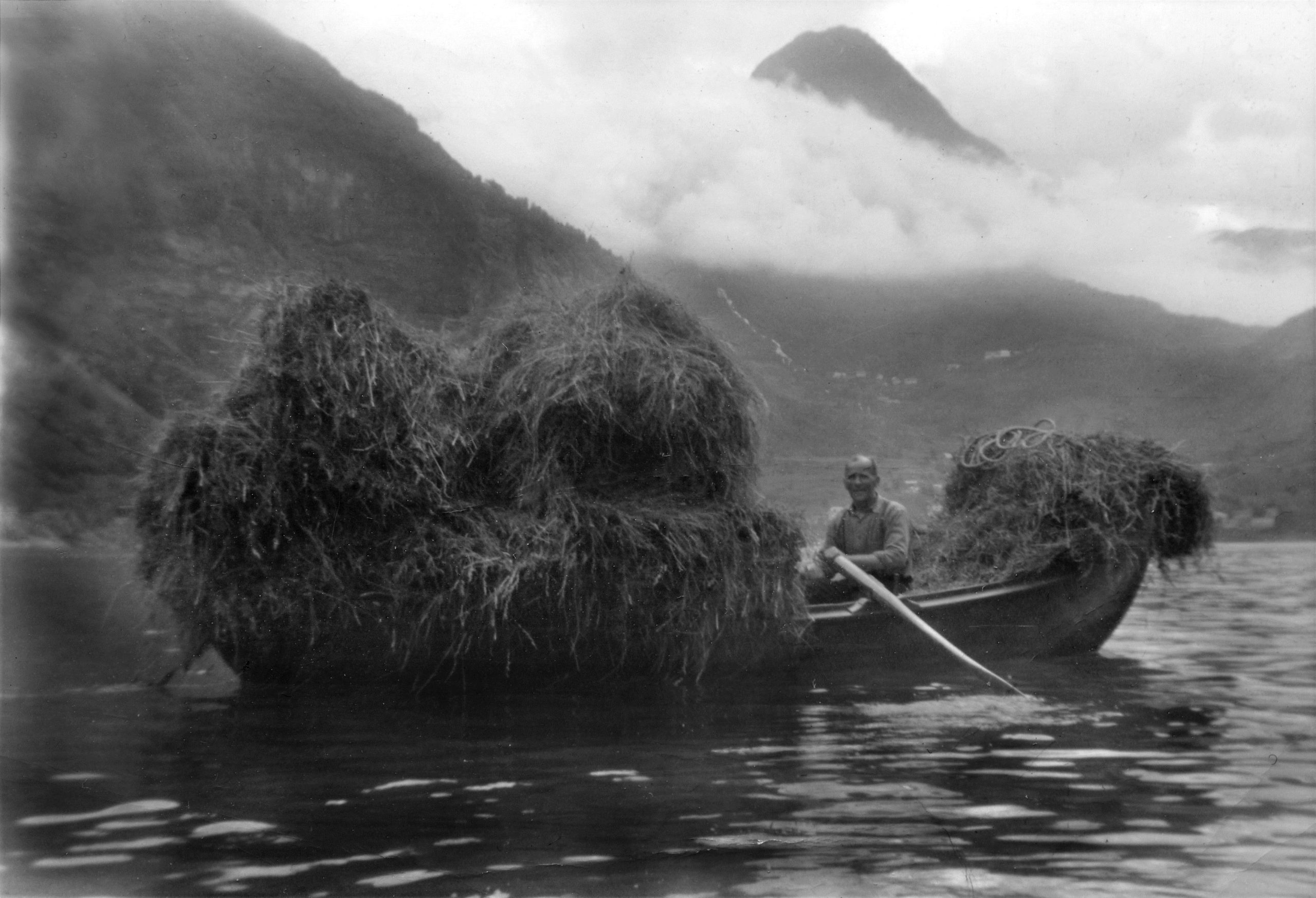 På fjordgardane vart båten òg brukt til å frakte høy frå slåtteteigar langs fjorden